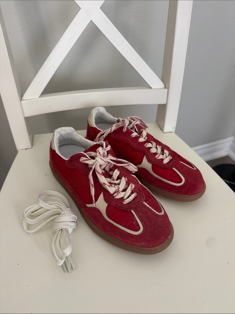 ALOHAS Red & Cream Women's Low-Top Sneakers